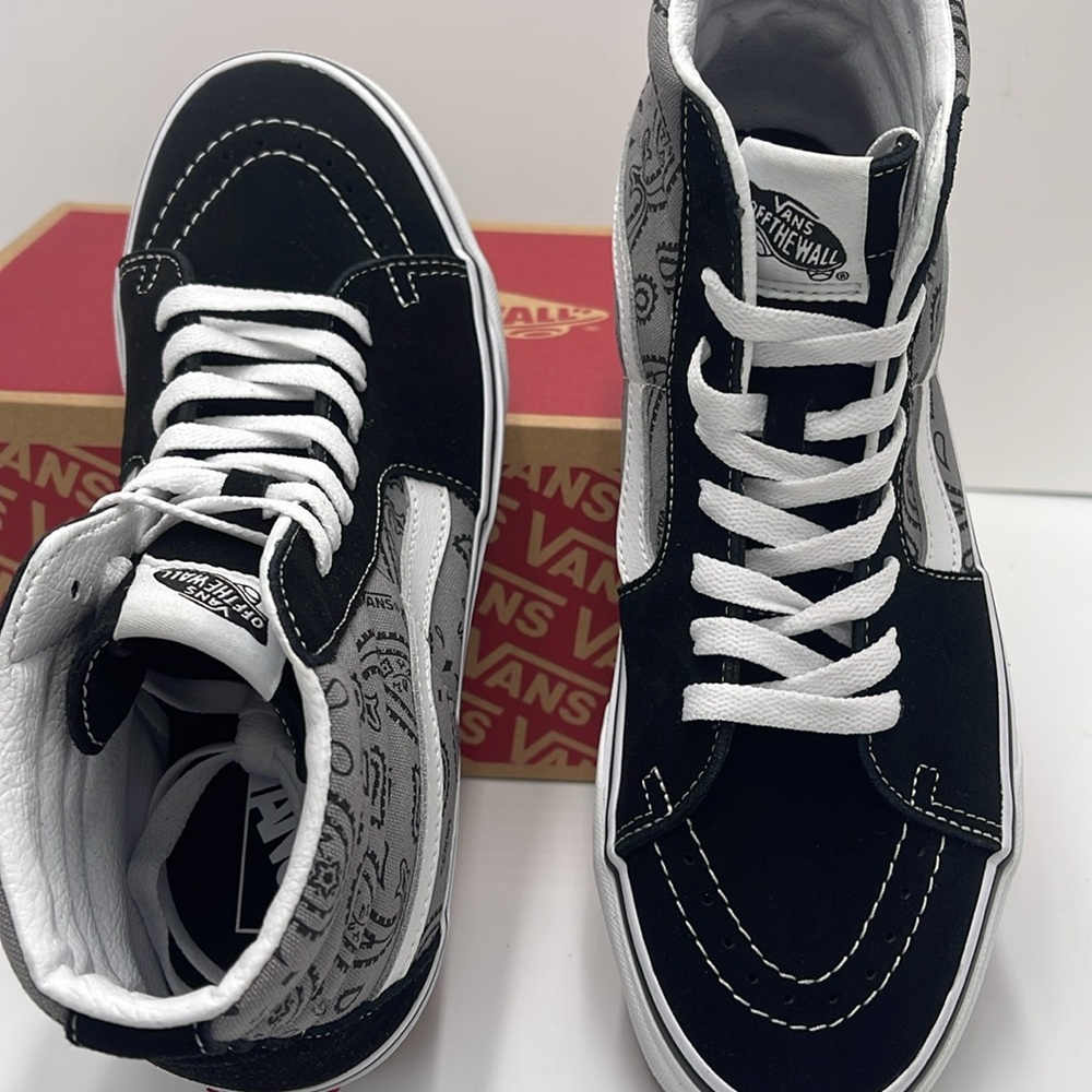 Vans Men’s Sk8-Hi Paisley Gray/True White
VN0005U9BGJ
Sneakerss - Picture 12 of 16